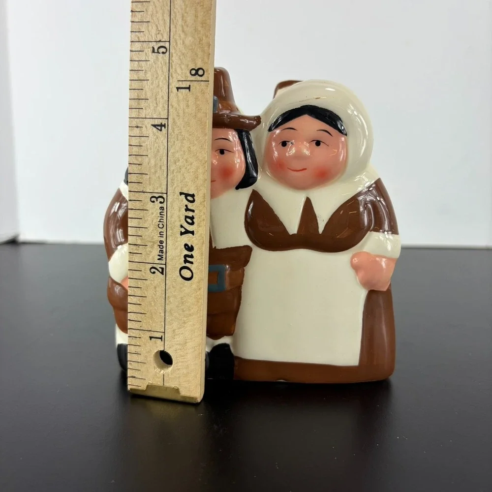 Publix 2002 Pilgrim Pair Ceramic Napkin Holder Thanksgiving Holiday Decor